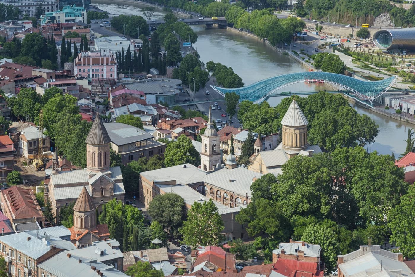 ძველი თბილისის სახურავები და მდინარის ხეობა ზემოდან