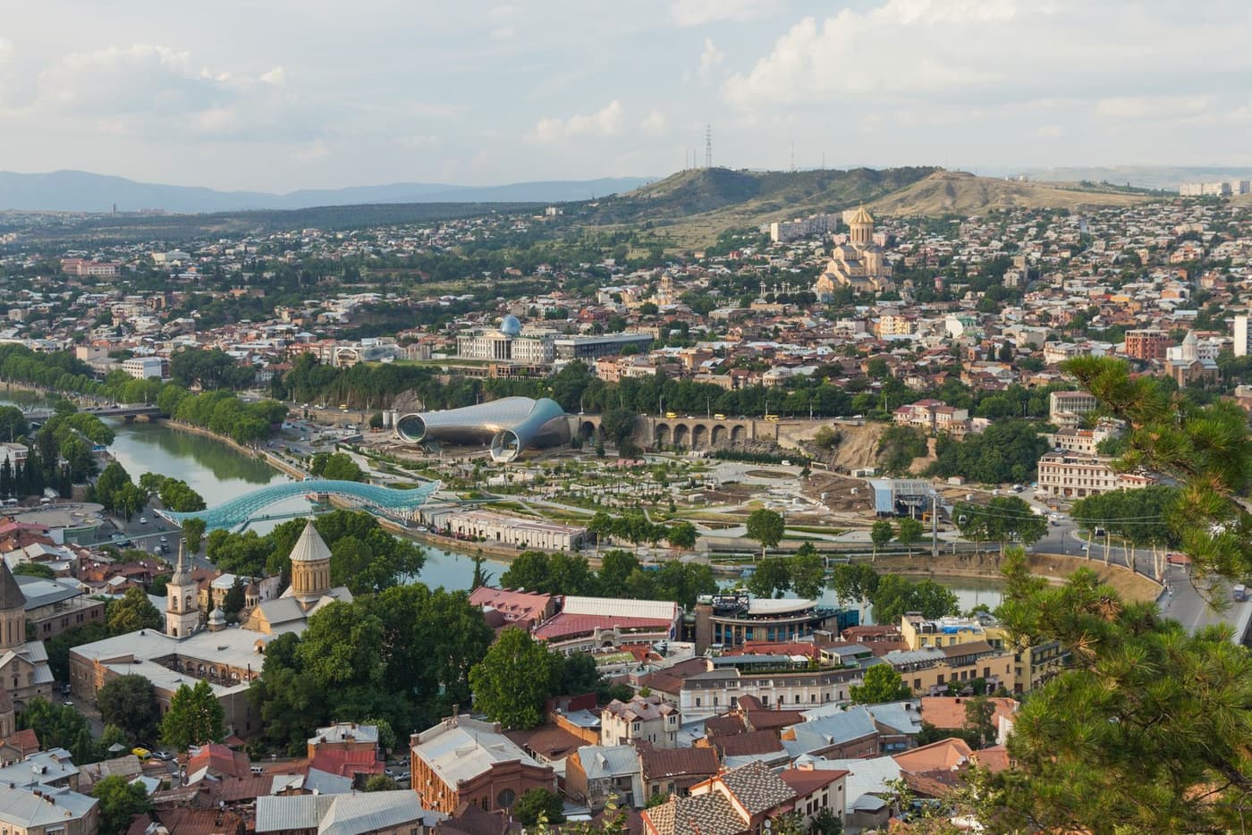 თბილისის ფართო ქალაქური პანორამა ბორცვიდან
